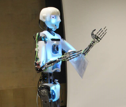 1.A a 1.B  Robot místo paní učitelky?