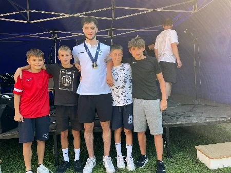 Zahradní slavnost z výšky a záznam z vystoupení Ládi Korbela